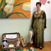 Märchenerzählerin Silvia Knapp arbeitet mit Gegenständen aus der Vergangenheit